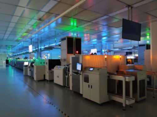 雷军在工厂车间打盹的照片