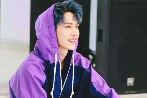 王一博手持果咖微笑面对镜头