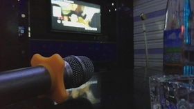 一个人在KTV唱歌放松