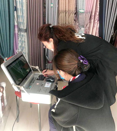 一位银行工作人员搀扶着一位老人走向等候区