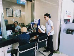 银行柜员正在与一位老人沟通办理业务