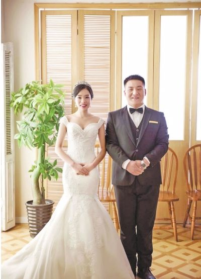 赵磊与新娘在婚礼现场合影