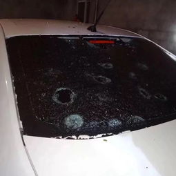 车辆被冰雹砸坏挡风玻璃场景