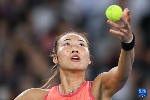 郑钦文在比赛中专注发球