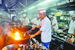 一群年轻厨师在厨房中一起忙碌