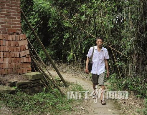 高晨在西班牙乡村小路上徒步