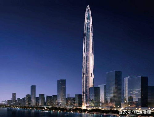 一位年轻女性站在城市高楼前自信微笑