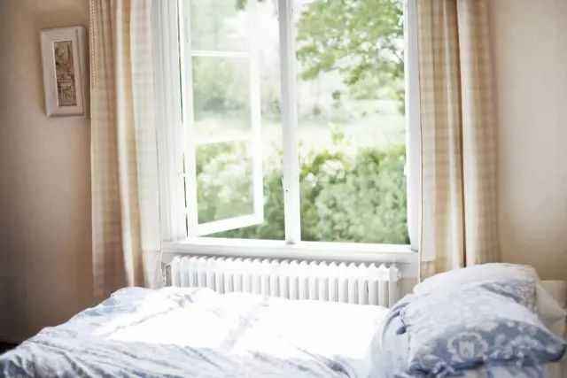 一家人一起在家开窗通风的温馨画面