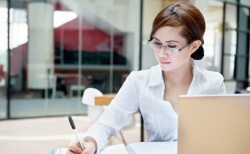 餐馆老板与林静在医院确认信息