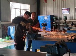 一名职专学生在实训车间操作设备