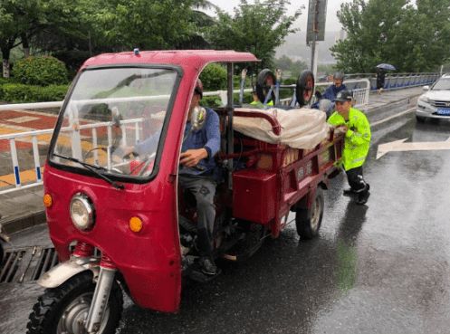 司机观看落石警示牌驾驶车辆通过山路