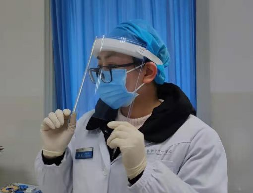 女孩戴着压力面罩进行康复训练