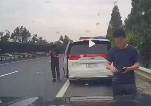 警车停靠在山脚下展开调查