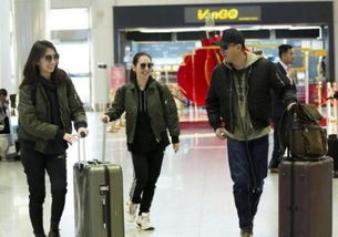 父亲机场画面 男子神情悲伤