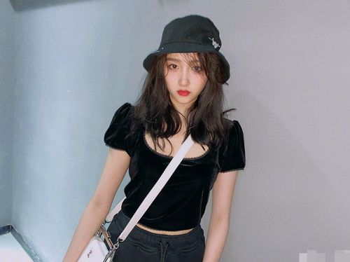 关晓彤独自参加活动的照片