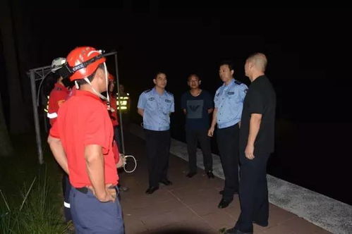 搜救队员在山林中搜寻