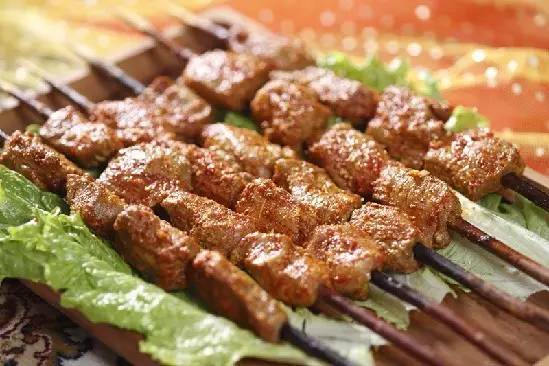新疆街头烤羊肉串摊位