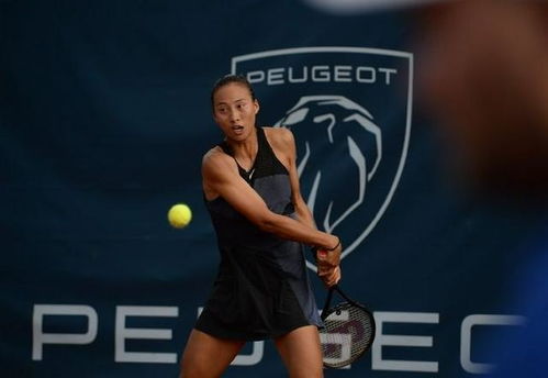 郑钦文在WTA总决赛上奋力挥拍