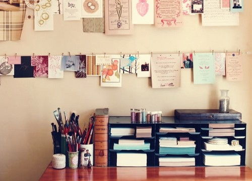 书桌旁贴满励志便签的场景