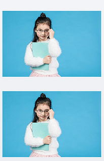 手捧书籍坐在窗边微笑的女性