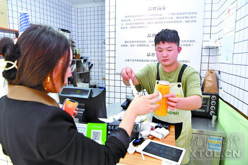 聋哑女性店主展示手工饰品