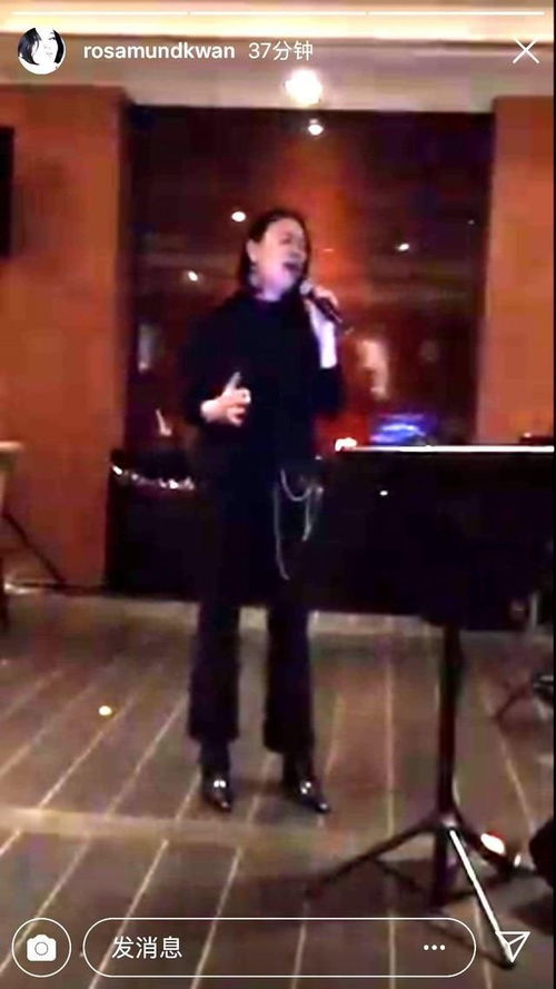 那英领奖时笑容灿烂