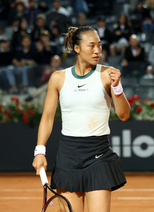 郑钦文在罗马赛上庆祝得分