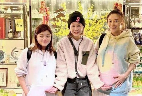 四个朋友在机场开心合影