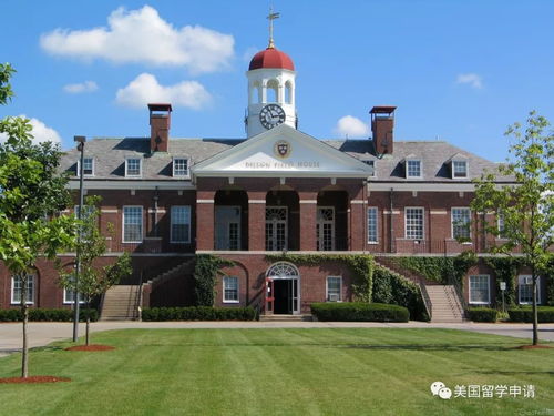 赵子康站在哈佛大学门前合影