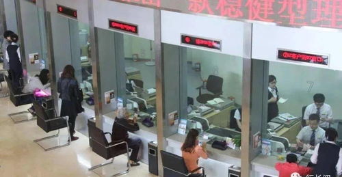 银行大厅内家属与银行工作人员沟通场景