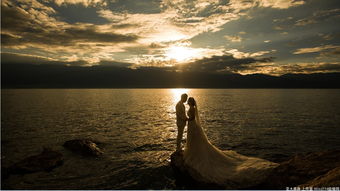 夕阳下的海边长椅