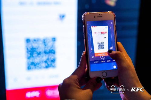 消费者在手机前浏览天猫618促销信息