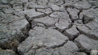 陕西山区干裂的土地