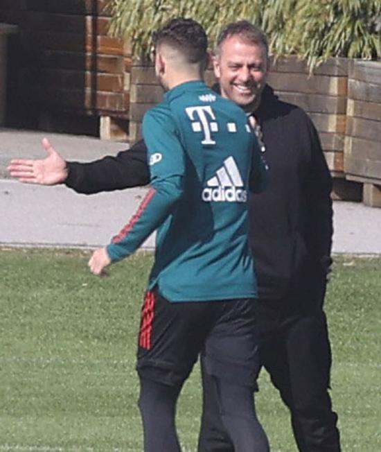 弗里克在场边指挥比赛