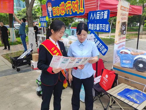 反诈宣传海报与手机上的虚假炒股APP对比图