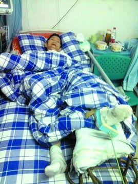 老人在医院接受治疗的温馨画面