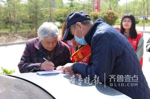 志愿者向老年人普及防诈骗知识