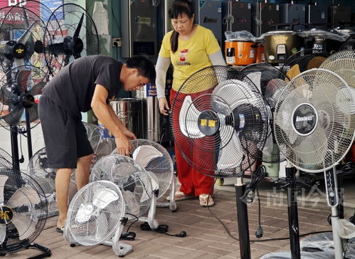 市民在家中使用电风扇进行降温