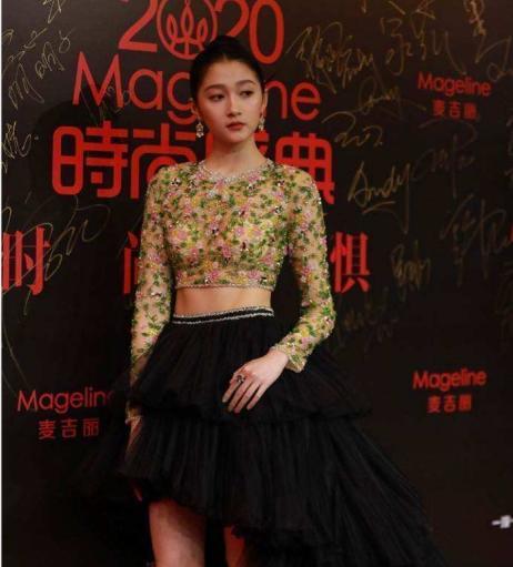 黄杨钿甜参加时尚活动红毯造型
