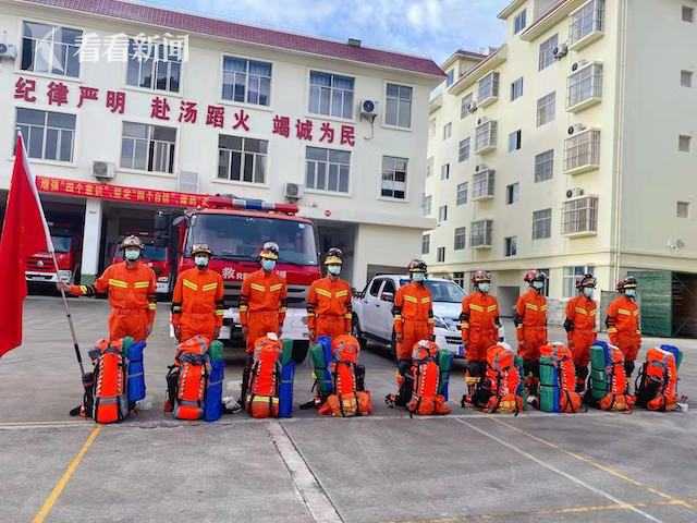 盈江县地震后消防人员检查建筑安全