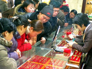 金店内顾客挑选金饰