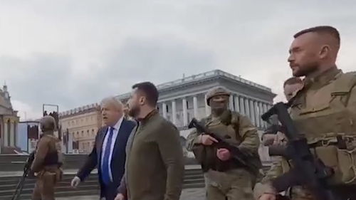 泽连斯基在基辅街头巡视
