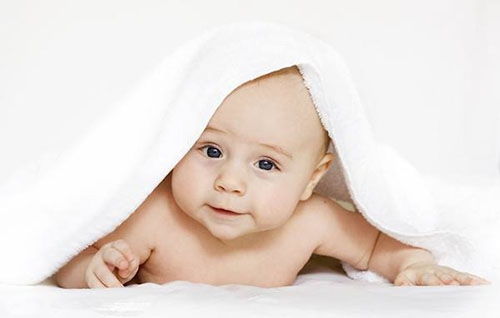 监控记录下两岁宝宝自铺被褥哄睡，萌娃举动引热议！