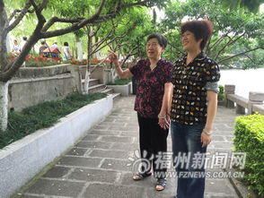 一对母女在公园散步