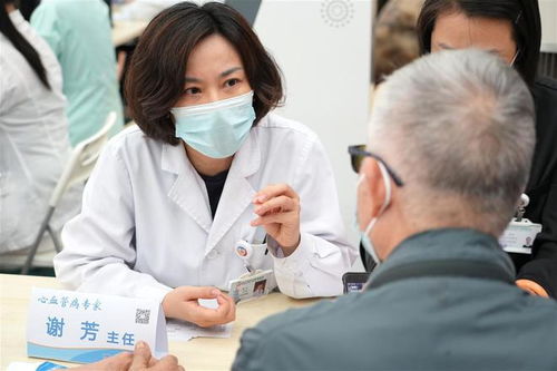 医生在向患者讲解健康知识