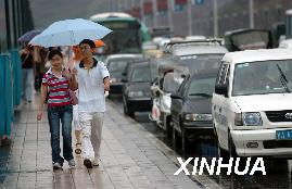 昆明街头行人撑伞