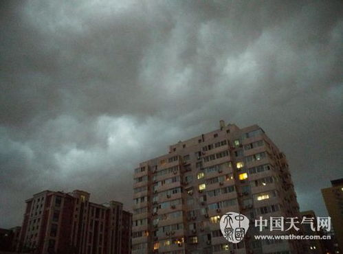 雷暴大风+冰雹突袭！京津冀局地11级强风来袭，网友：活久见