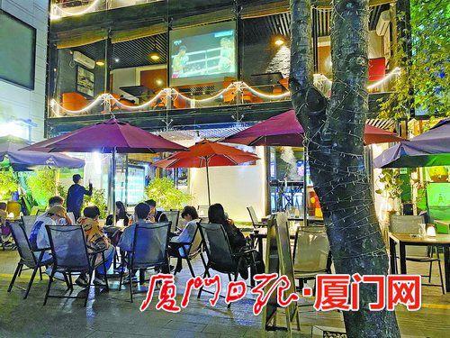 城市街头人们在咖啡馆休闲聊天