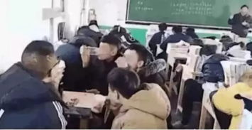 教室里老师正在讲课学生认真听讲