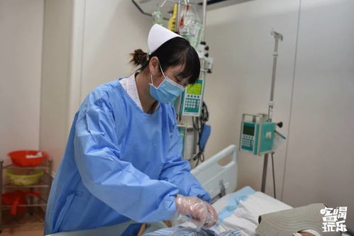 医院急诊室内的医护人员正在抢救病人